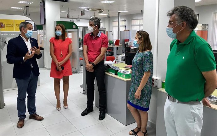 Archivo - Imagen de archivo de julio de 2020 de una visita del subdelegado del Gobierno en Cádiz, José Pacheco, a la oficina del SEPE en Arcos (Cádiz). 