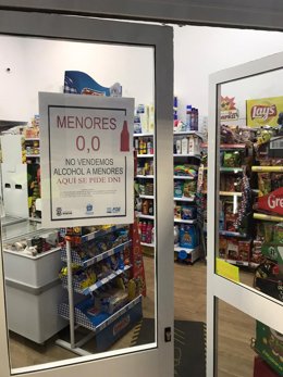 Imagen de un establecimiento de Huelva adherido a la campaña del Ayuntamiento de Huelva 'Menores 0,0' para evitar el consumo de alcohol.