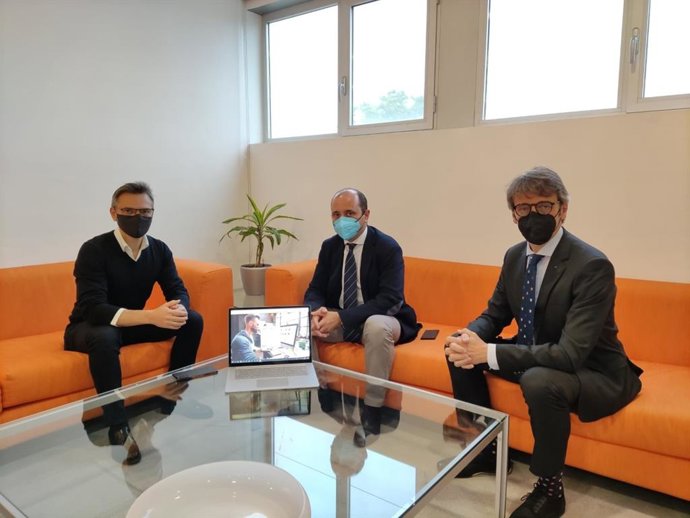 El director del Info, Joaquín Gómez, y el secretario general de Hacienda, Luis Alberto Marín, durante su reunión con Andrea Di Palma, CEO de la empresa Connectif