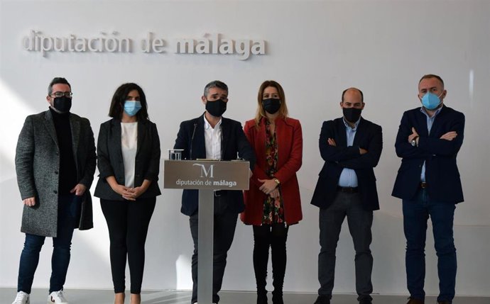 Archivo - El portavoz del PSOE en la Diputación de Málaga, José Bernal, con otros diputados provinciales socialistas en reuda de prensa