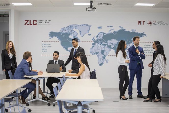 Archivo - Alumnos del máster de Logística del ZLC.