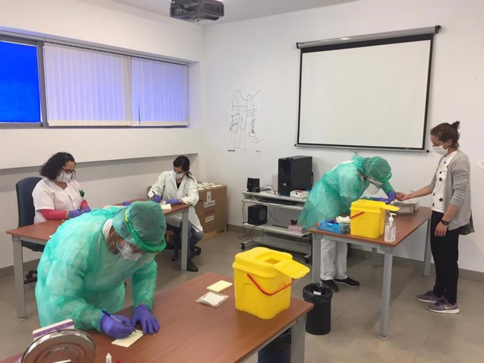Realización de test covid en un centro de salud de Huelva.