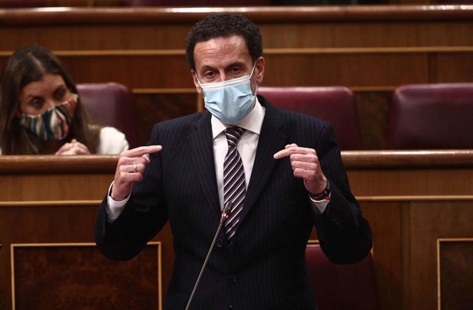 El candidato de Ciudadanos (Cs) a la Presidencia de la Comunidad de Madrid, Edmundo Bal, interviene en una sesión de control al Gobierno.