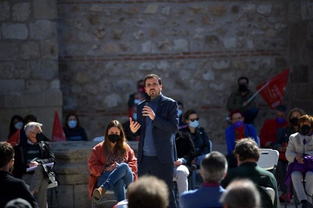 El coordinador federal de IU, Alberto Garzón, en un acto de precampaña a las elecciones del 4 de mayo en Alcalá de Henares