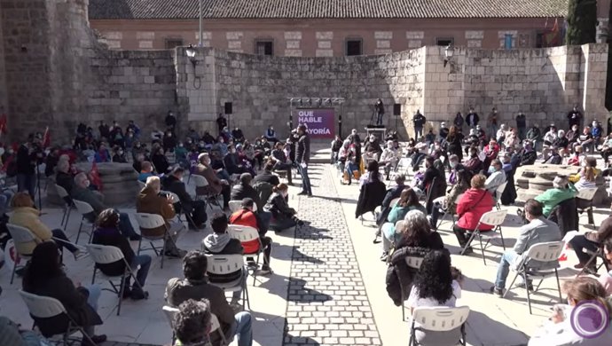 El coordinador regional de Podemos, Jesús Santos, toma la palabra en el mitin electoral de Unidas Podemos en Alcalá de Henares