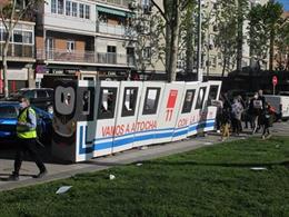 Vecinos de Carabanchel se manifiestan para pedir que se ponga en marcha la ampliación de la línea 11 de Metro de Madrid.