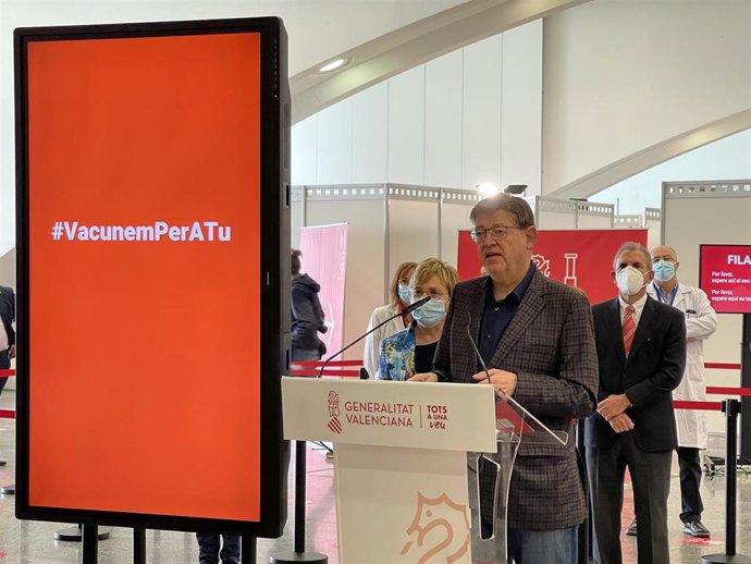 El 'president' de la Generalitat, Ximo Puig, en la visita este sábado al punto de vacunación masiva de Valncia, situado en la Ciutat de les Arts i les Cincies
