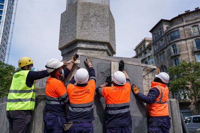 Barcelona retira el escudo de Juan Carlos I del obelisco de la plaza Cinc d'Oros