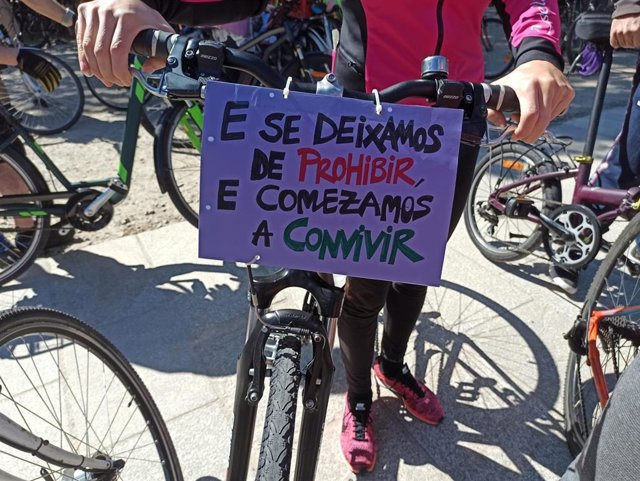 Protestas de ciclistas en Santiago en contra de la nueva ordenanza de tráfico