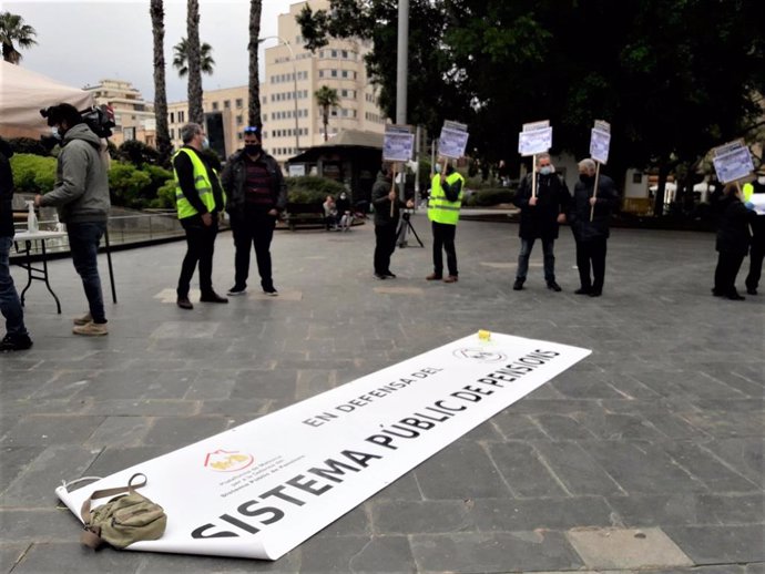 Medio centenar de personas se concentran en Palma en defensa del sistema público de pensiones.