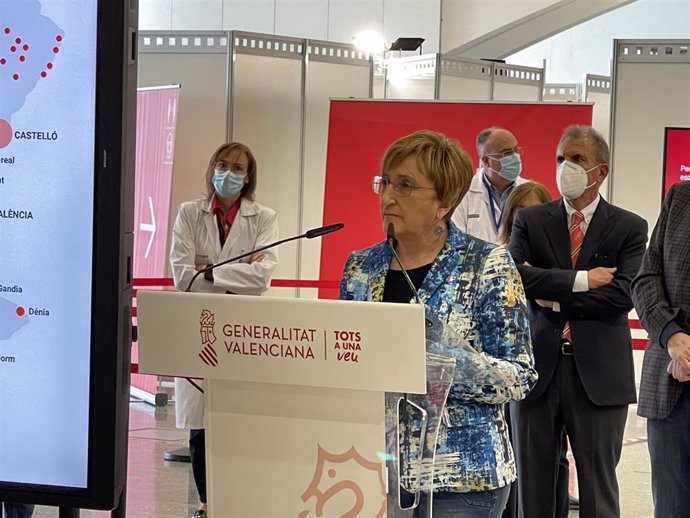 La consellera de Sanidad Universal y Salud Pública, Ana Barceló, comparece ante los medios en la visita al punto de vacunación masiva de Valncia, situado en la Ciutat de les Arts i les Cincies