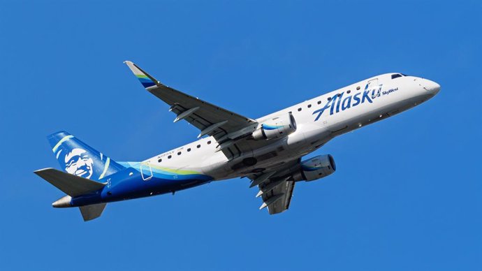Avión Embraer E175LR de Alaska Airways en Richmond, Columbia Británica, Canadá