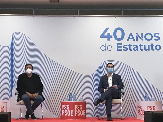 El exministro Caamaño y Gonzalo Caballero durante el acto