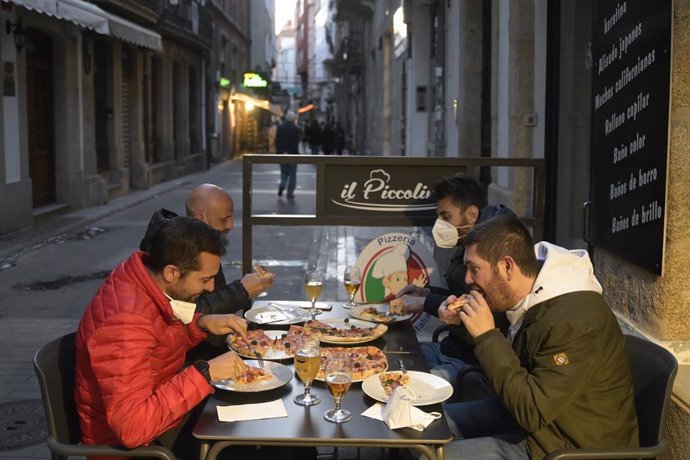 Unas personas cenando en la terraza de un restaurante, a 16 de abril de 2021, en A Coruña, Galicia (España)