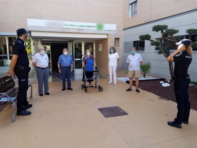Agentes de Policía Nacional en una residencia