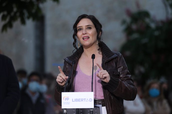 La presidenta de la Comunidad de Madrid y candidata del PP a la reelección, Isabel Díaz Ayuso interviene durante un mitin en la Plaza de la Constitución en Arganda del Rey.