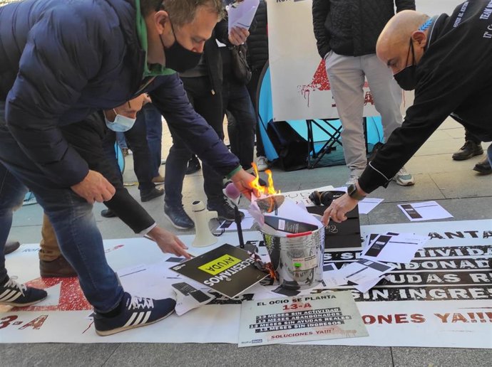 La acampada del ocio nocturno quema facturas frente al Palau de la Generalitat