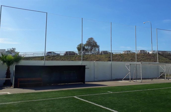 El IME instala nuevas redes de protección en el campo de fútbol del Rafal.