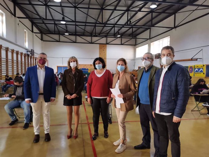 Imagen de este sábado de la visita de la delegada provincial de Educación en Córdoba, Inmaculada Troncoso, a las pruebas de obtención del título de la ESO.