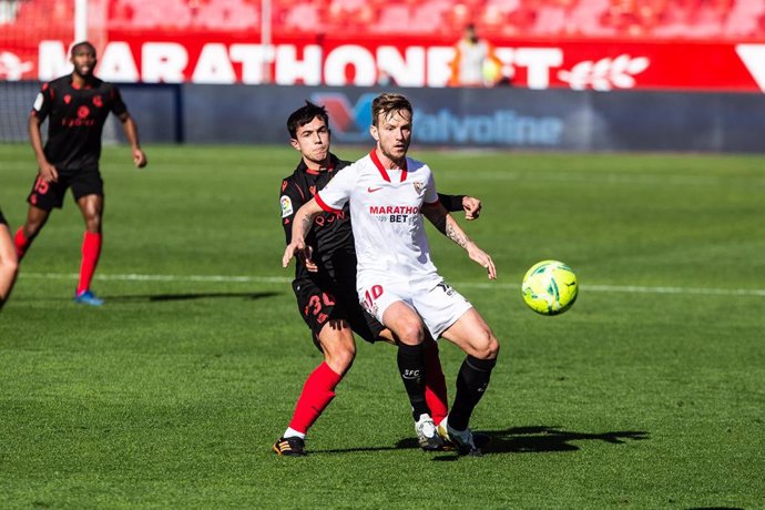 Archivo - Ivan Rakitic y Martín Zubimendi en un Sevilla-Real Sociedad