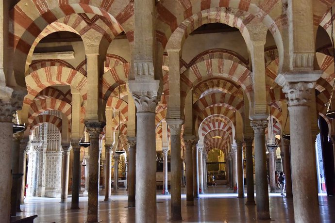 Archivo - Interior de la Mezquita-Catedral de Córdoba.