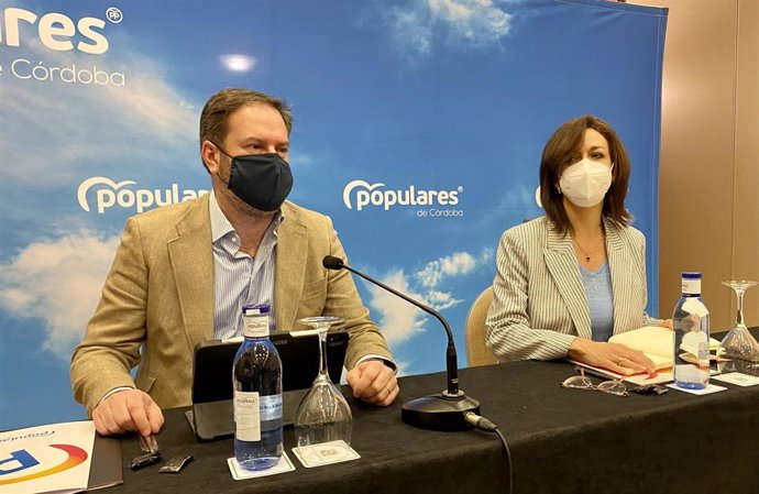 El presidente del PP de Córdoba, Adolfo Molina, y la secretaria general, Luisa Ceballos, este sábado en el Comité Provincial.