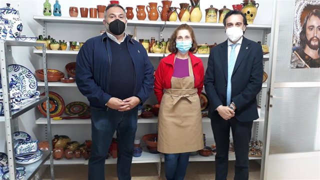 La Junta visita negocios locales de Arjonilla.