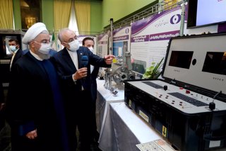 El presidente de Irán, Hasán Rohani, en una presentación de tecnología nuclear 