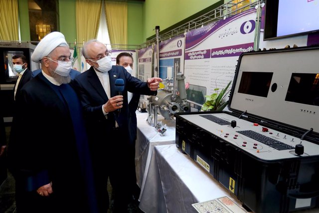HANDOUT - 10 April 2021, Iran, Tehran: Iranian President Hassan Rouhani (L) and Head of Atomic Energy Organization of Iran (AEOI) Ali Akbar Salehi visit an exhibition of nuclear achievement on the occasion of Iran Nuclear Technology Day. Photo: Ebrahim 