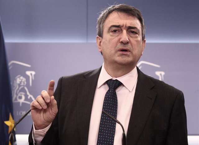 El portavoz parlamentario del PNV, Aitor Esteban, interviene durante una rueda de prensa anterior a una Junta de Portavoces convocada en el Congreso de los Diputados, en Madrid, (España), a 23 de marzo de 2021.