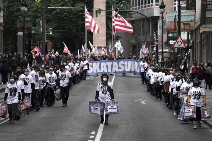 Varias personas participan en una manifestación con motivo del Día Internacional de los Presos Políticos, a 17 de abril de 2021, en Bilbao, Euskadi (España). Esta manifestación ha sido convocada por Sortu bajo el lema Askatasuna (Libertad).