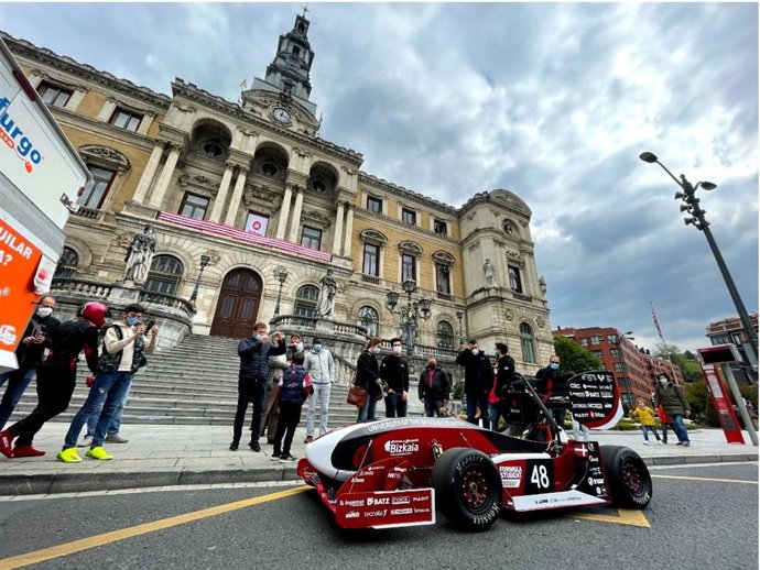 El monoplaza del equipo Formula Student Bizkaia de la Escuela de Ingeniería de Bilbao recorre la Villa