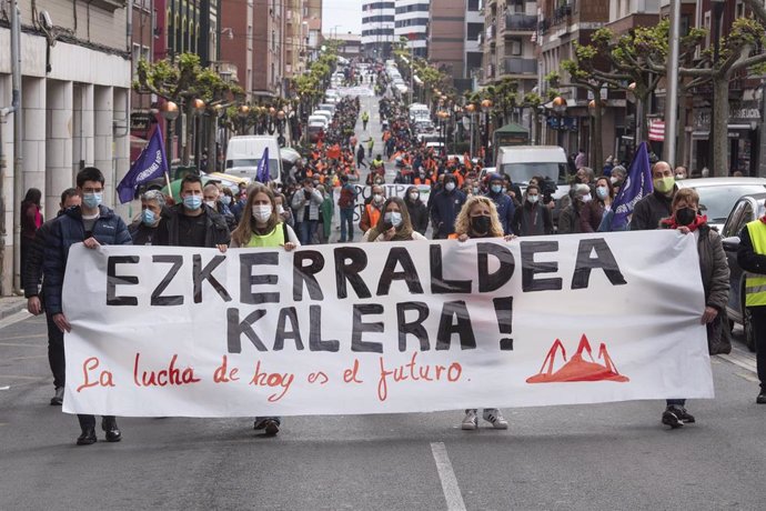 Manifestación en Sestao (Bizkaia) en defensa del empleo en la Margen Izquierda y por una vida "digna".