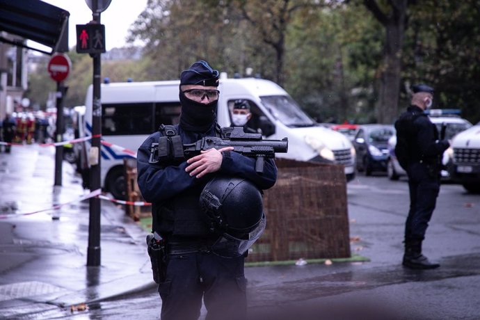 Archivo - 25 September 2020, France, Paris: An armed French policeman is seen deploys at the scene of the knife attack near the former editorial offices of the satirical magazine Charlie Hebdo. Photo: Andreina Flores/SOPA Images via ZUMA Wire/dpa