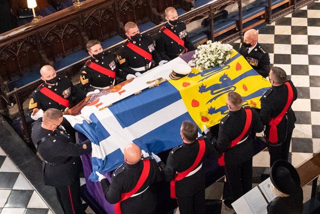 17 April 2021, United Kingdom, Windsor: The coffin of Prince Philip, the Duke of Edinburgh, covered with his Personal Standard, is laid in the St George's Chapel at Windsor Castle during his funeral. Photo: Dominic Lipinski/PA Wire/dpa