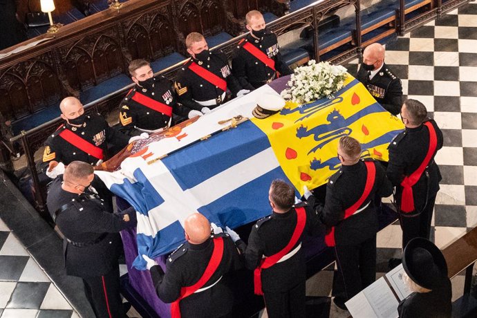 17 April 2021, United Kingdom, Windsor: The coffin of Prince Philip, the Duke of Edinburgh, covered with his Personal Standard, is laid in the St George's Chapel at Windsor Castle during his funeral. Photo: Dominic Lipinski/PA Wire/dpa