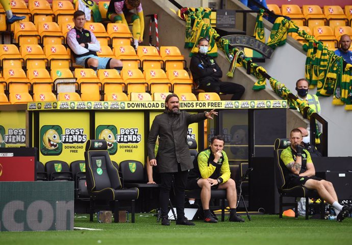 Archivo - 04 July 2020, England, Norwich: Norwich City manager Daniel Farke (C) gestures on the touchline during the English Premier League soccer match between Norwich City and Brighton & Hove Albion at Carrow Road. Photo: Joe Giddens/Nmc Pool/PA Wire/