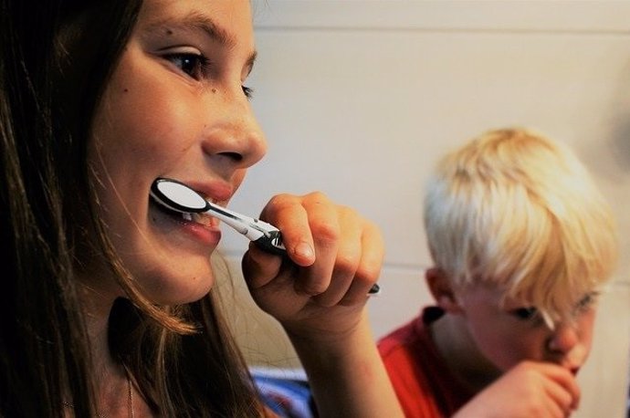 Archivo - Niños lavandose los dientes en el baño.