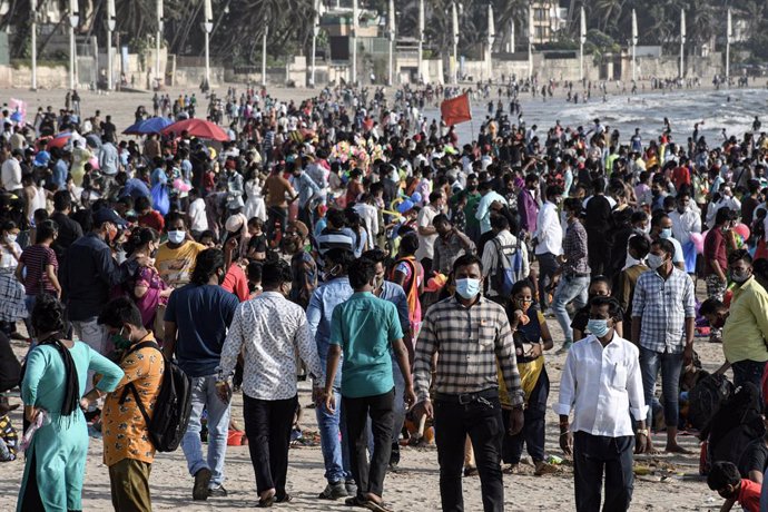 04 April 2021, India, Mumbai: People crowd at Juhu beach. Despite the rising fears of the Coronavirus pandemic and the measures taken by the government to contain its spread, people are still crowding without keeping social distance or applying safety m