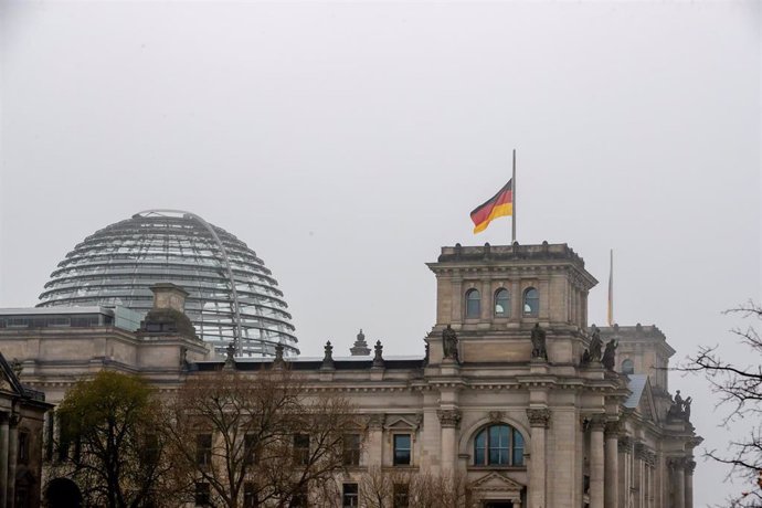 Bandera alemana a media asta en el Reichstag