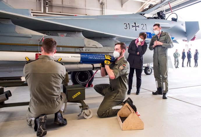 29 March 2021, Mecklenburg-West Pomerania, Laage: German Defence Minister Annegret Kramp-Karrenbauer (2nd R) listens to an explanation of the technical equipment of a Eurofighter aircraft during a visit to the Tactical Air Force Squadron 73 "Steinhoff" 