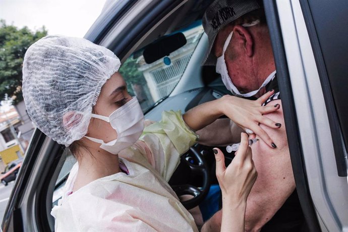 16 April 2021, Brazil, Sao Paulo: A man receives a dose of the coronavirus vaccine at UBS Cambuci public medical centre. Photo: Fepesil/TheNEWS2 via ZUMA Wire/dpa