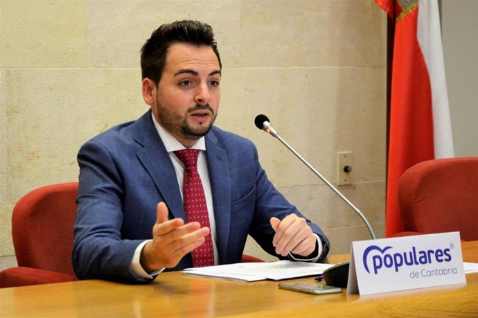 Archivo - El diputado del PP en el Parlamento de Cantabria Álvaro Aguirre