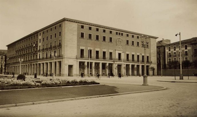 Aspecto exterior del edificio del Gobierno Civil de Zaragoza en 1958.