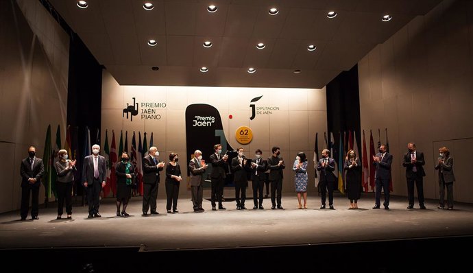 Foto de familia de la 62 edición del Concurso Internacional de Piano Premio Jaén.