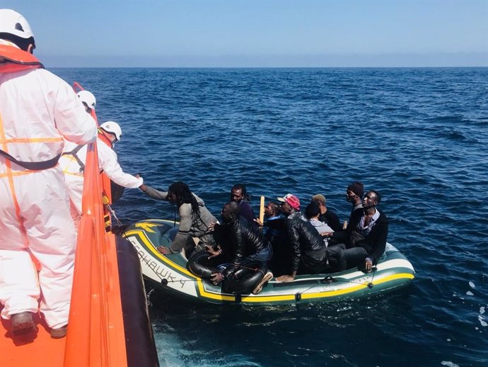 Archivo - Rescate patera con inmigrantes por Salvamento Marítimo en una imagen de archivo.