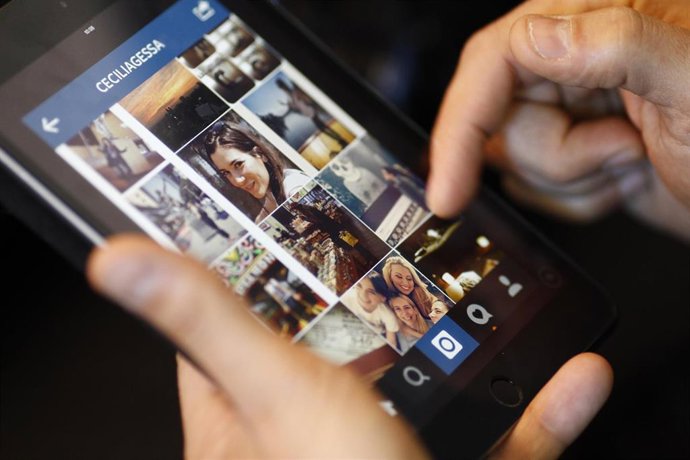 Archivo - Un usuario consulta su teléfono inteligente.