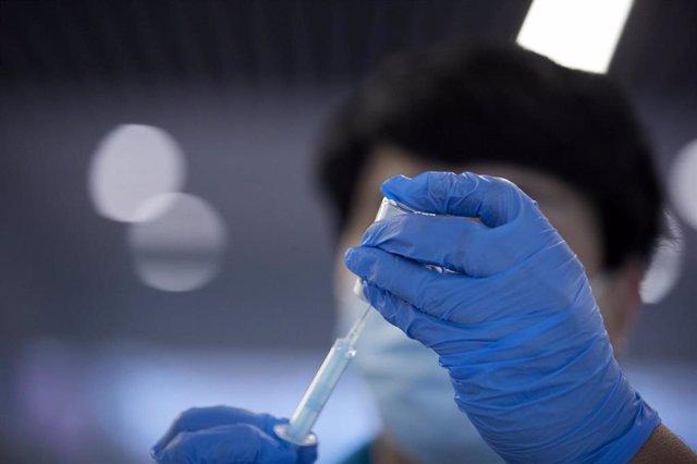 Una sanitaria prepara la vacuna contra el Covid-19 en el dispositivo puesto en marcha en las instalaciones del Wanda Metropolitano