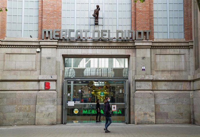 El mercado del Ninot acoje una prueba piloto para estimar el aforo en espacios públicos mediante WiFi.