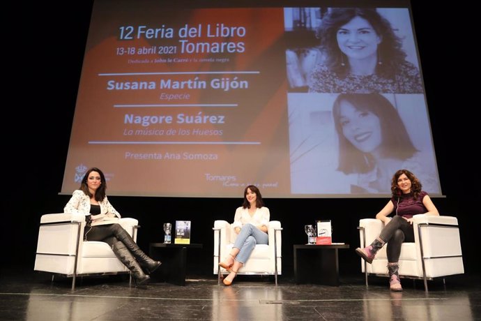 Susana Martín Gijón y Nagore Suárez en la Feria del Libro de Tomares.